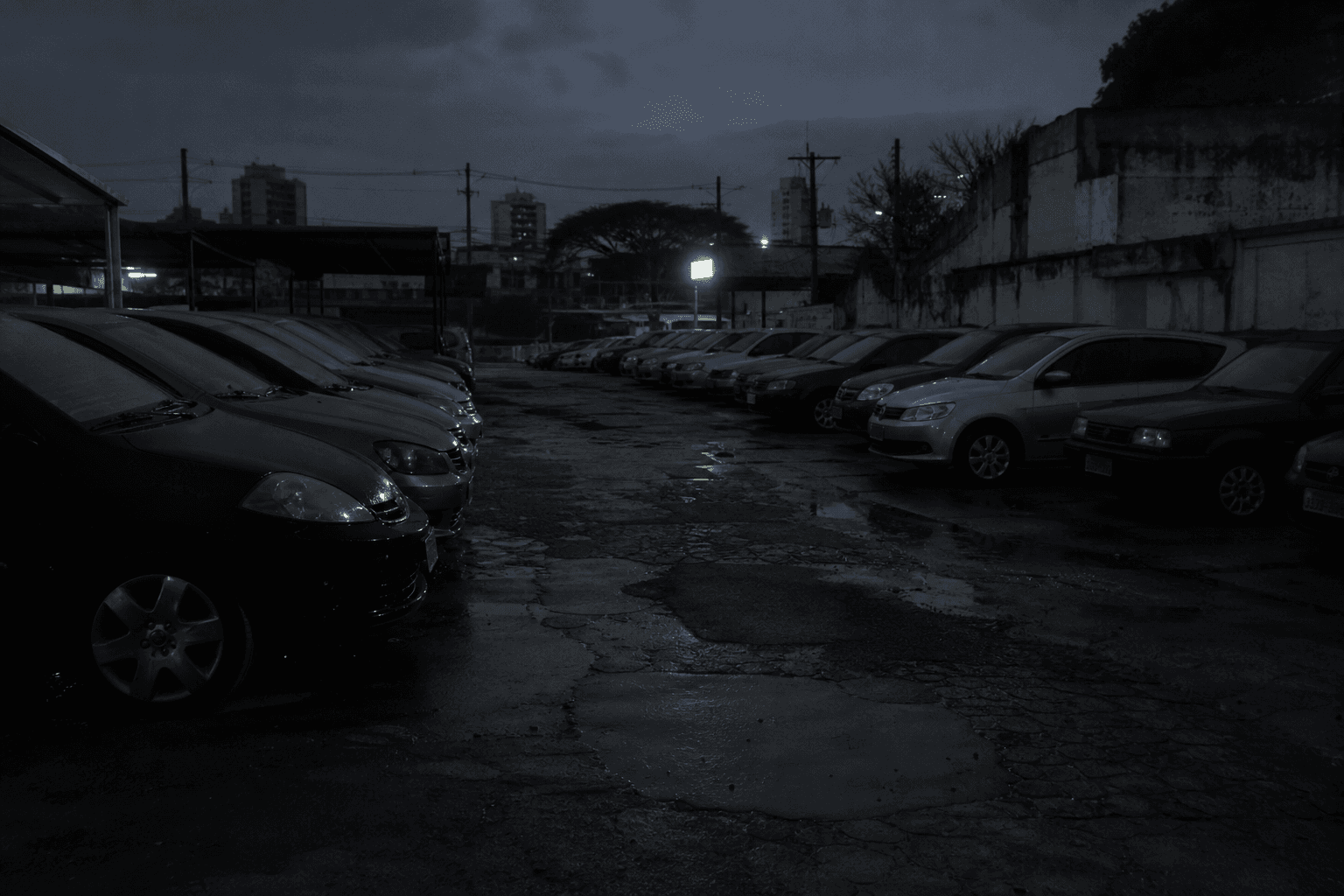 Pátio de uma loja de carros usados no fim do dia